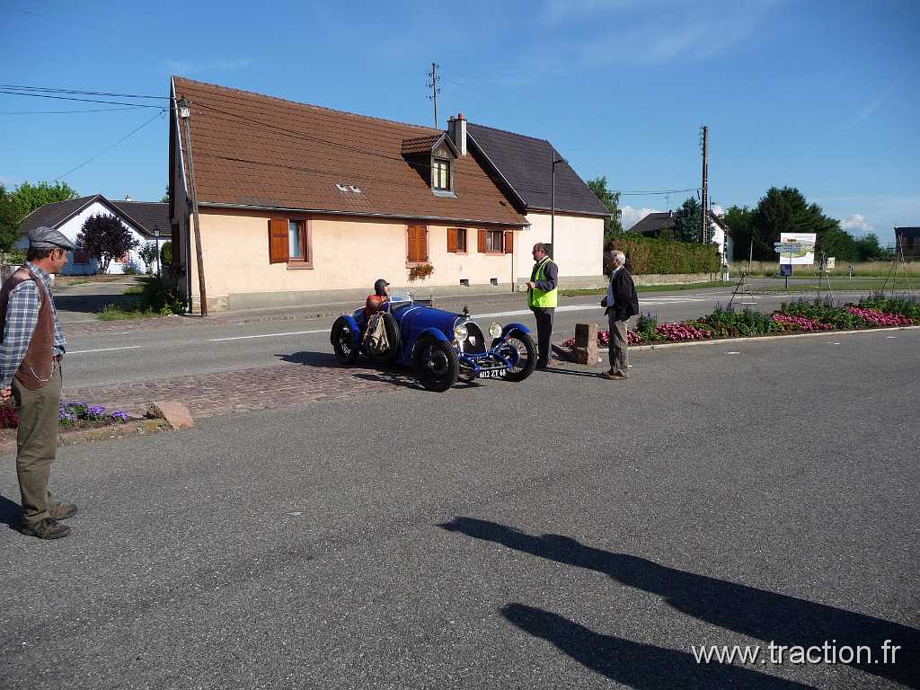 2011_rallye_des_princes (13).jpg - 12/06/2011 - 68127 NIEDERENTZEN 22ème RALLYE des PRINCES - Parking salle des fètes - L'attente et arrivée de la BNC (Bollack Netter et Cie) Type roadster 527 Monza - 1929